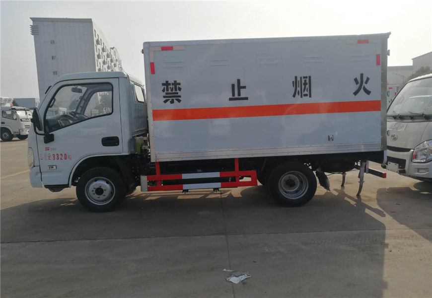 躍進(jìn)藍(lán)牌危險品運(yùn)輸車