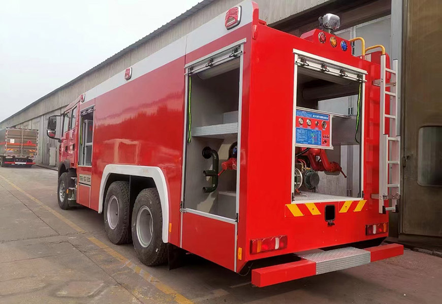 國(guó)六重汽豪沃12噸水罐消防車(chē)